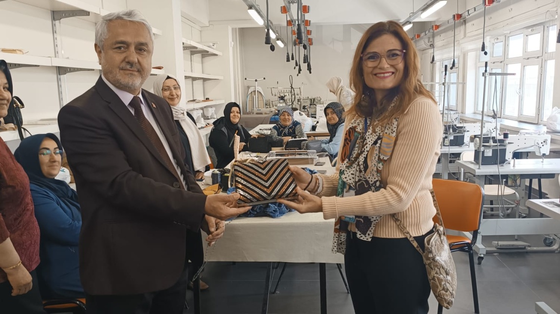 Escuela Oficial de Malaga'nın müdiresi Marta Perles'in Ziyareti